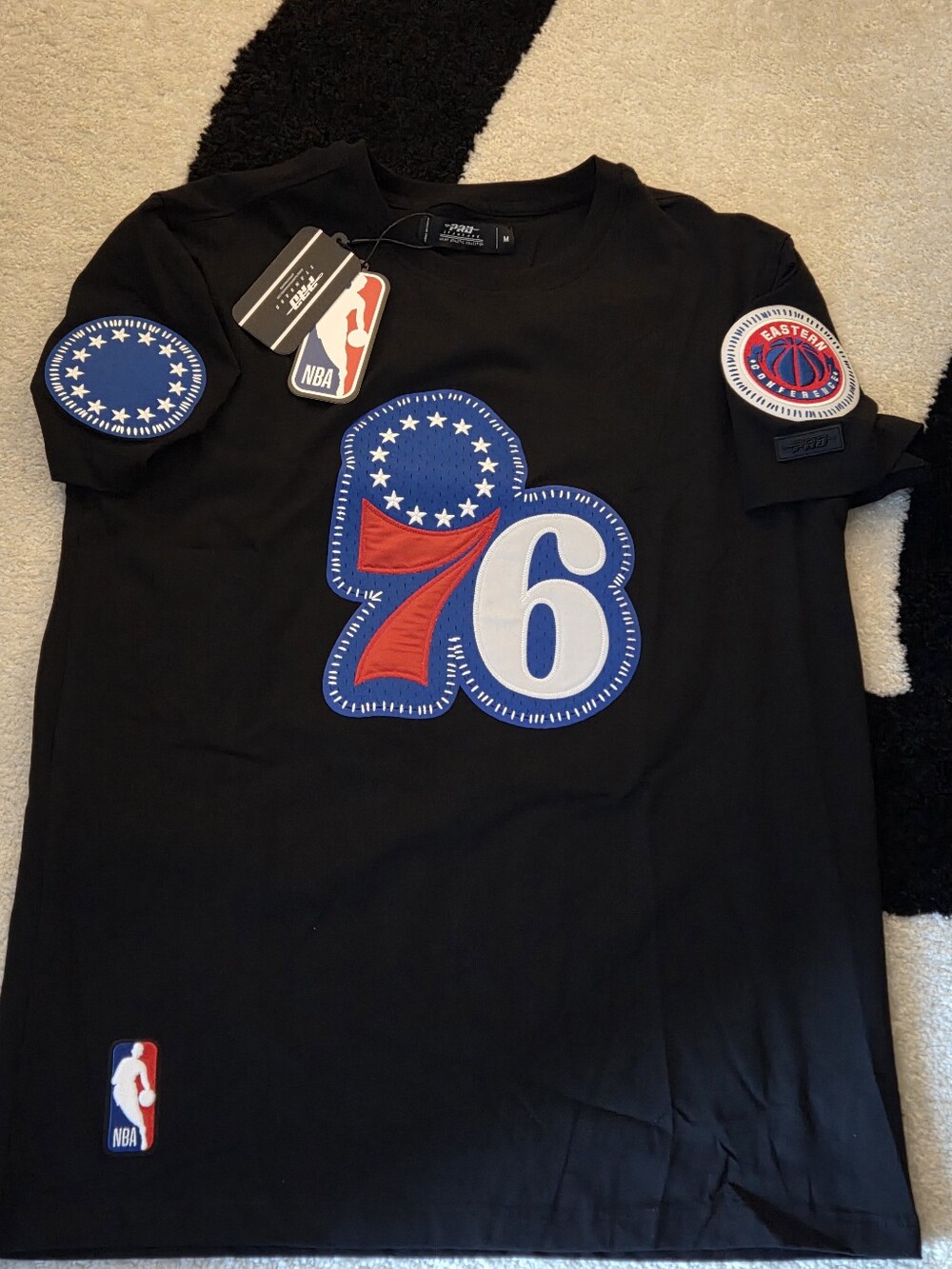 PRO STANDARD PHILADELPHIA 76ERS PATCH LOGO TEE